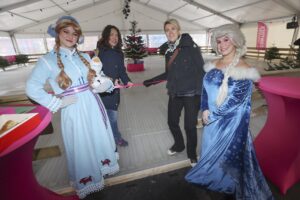 20221203 : Onderwerp: ADW : Opening schaatsbaan forum met Elza en Anna